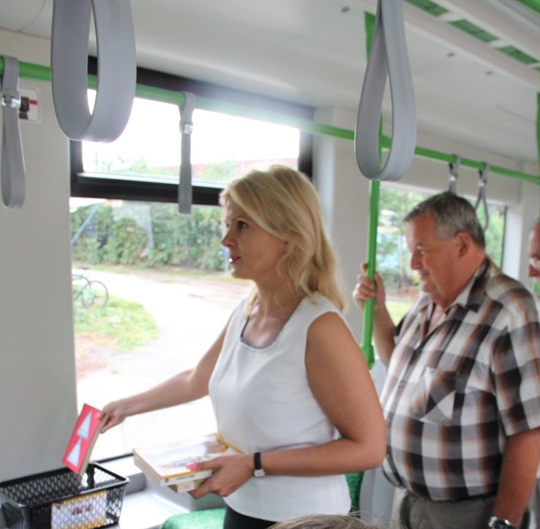 Lectură în tramvaiele şi autobuzele din Arad