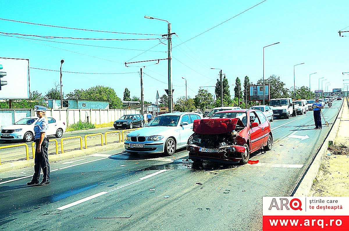 Accident cu descarcerare pe pod la Micălaca 