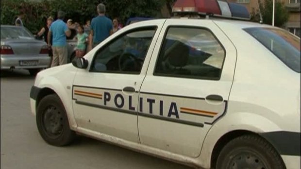 ATAC în stil mafiot. Mai mulţi romi au intrat cu săbii, furci, macete şi bâte peste o familie în casă VIDEO
