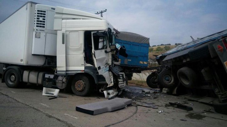 Accident cumplit pe A1. Două autocamioane s-au ciocnit. Traficul este blocat