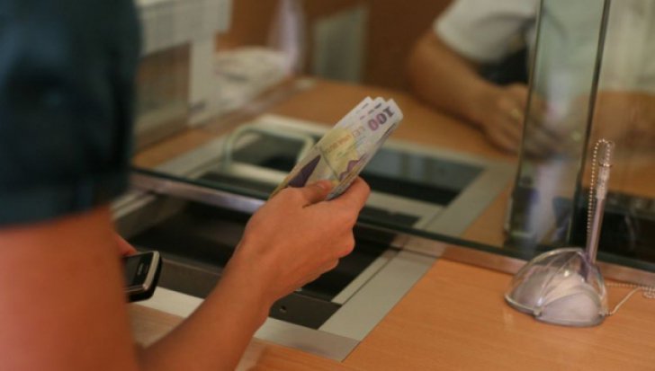 Două angajate ale unei bănci din Alba au furat bani din conturile clienţilor