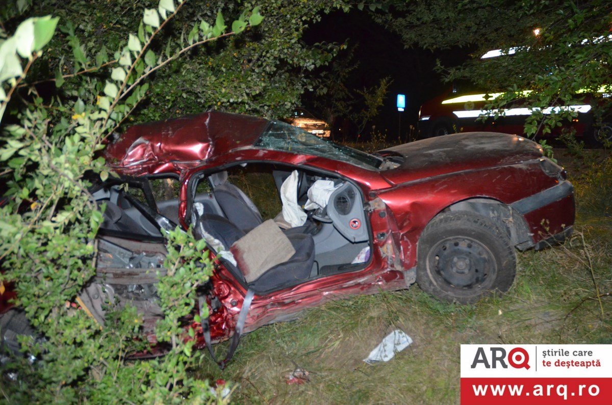 Femeie grav rănită în urma unui accident dintre un Renault şi un TIR lângă Andrei Şaguna
