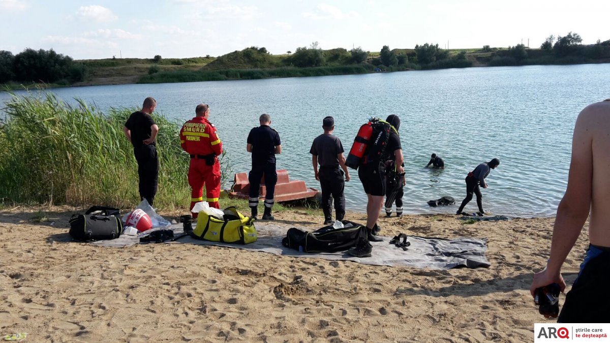 FOTO | Un băiat de 15 ani s-a înecat în Lacul Ghioroc, după ce a căzut de pe saltea