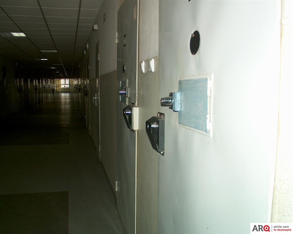 Un deținut a fost găsit SPÂNZURAT în baia unei celule din Penitenciarul Arad