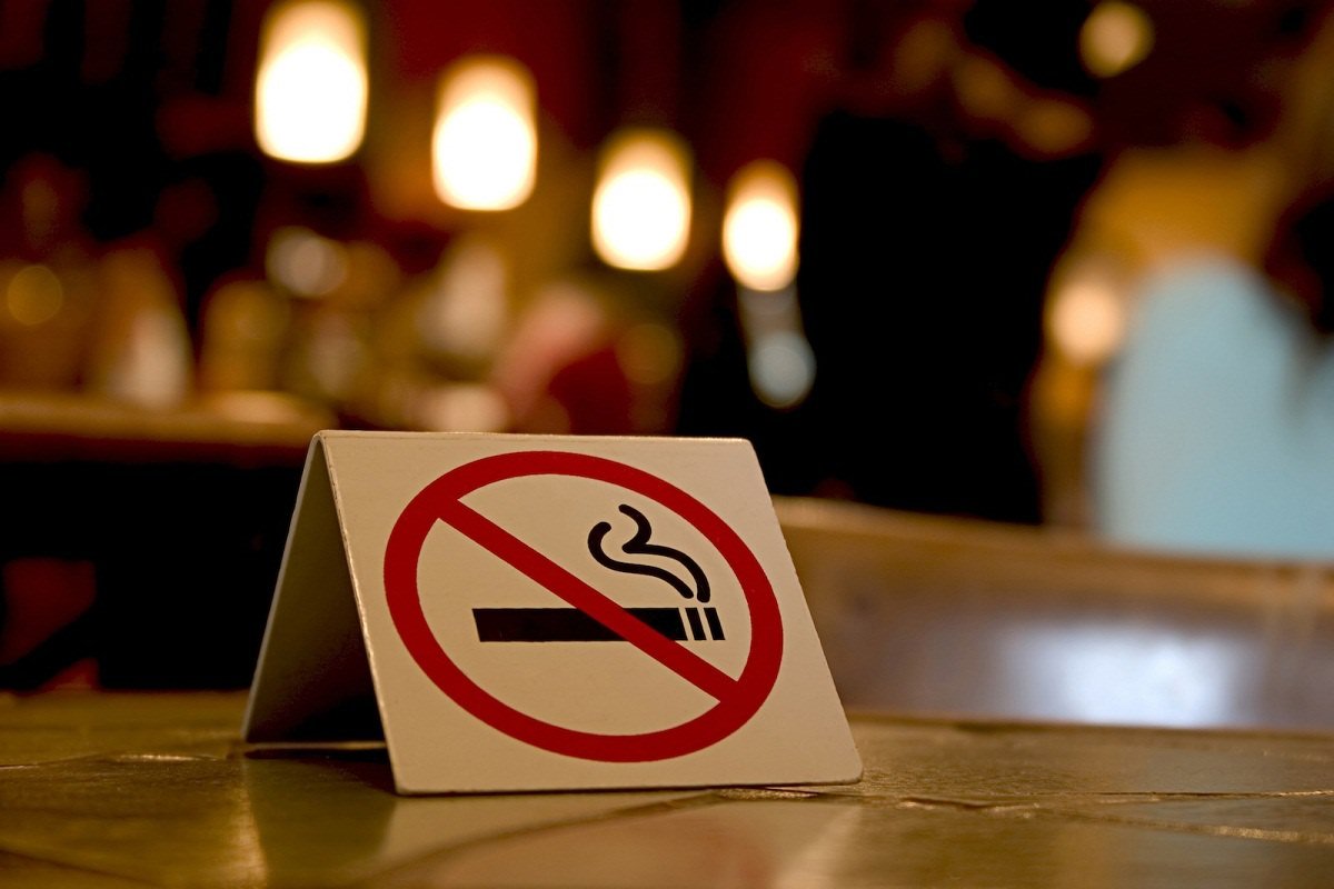 REPORTAJ: Cafenele și cluburi închise după apariția legii anti-fumat. Alte localuri, ”în picaj abrupt”
