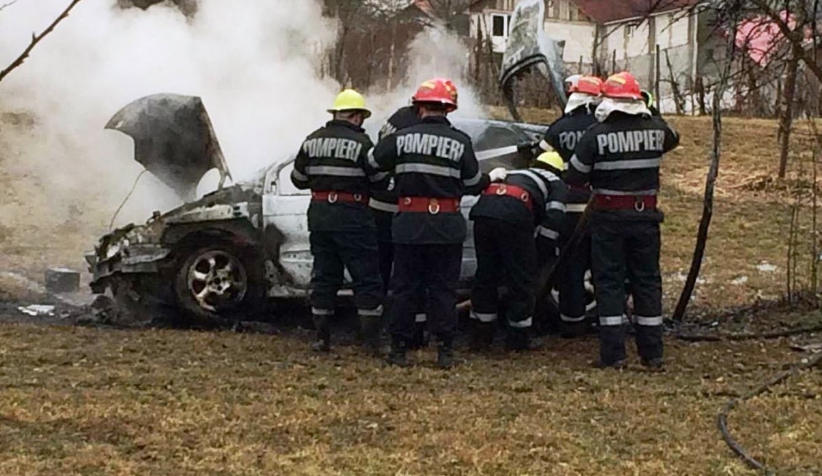 Ucidere din culpă, la Curtici. O fetiță a murit după ce a fost lăsată într-o mașină care a luat foc