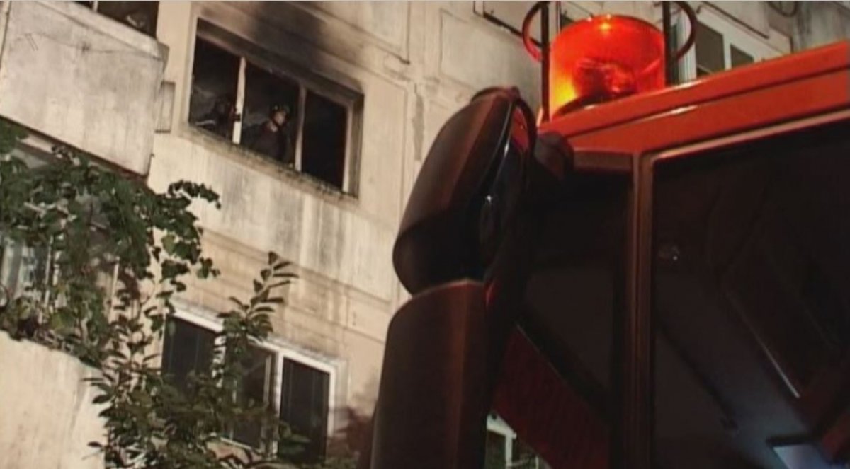 Panică într-un bloc din Pâncota. Un apartament a luat foc, iar unii locatari cred că a fost incendiat