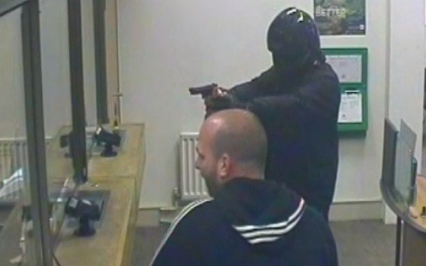 Jaf armat la o bancă din Arad. Un bărbat cu cagulă și pistol este urmărit pe străzile din Micălaca