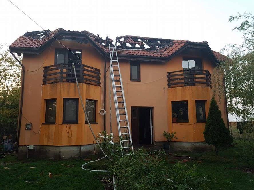 FOTO | Incendiu violent la Variașul Mare. Sătenii s-au mobilizat să ajute familia lovită de necaz