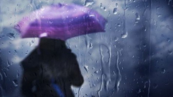 INFORMARE METEOROLOGICĂ. Vremea se schimbă radical: ploi însemnate cantitativ şi ninsori la munte