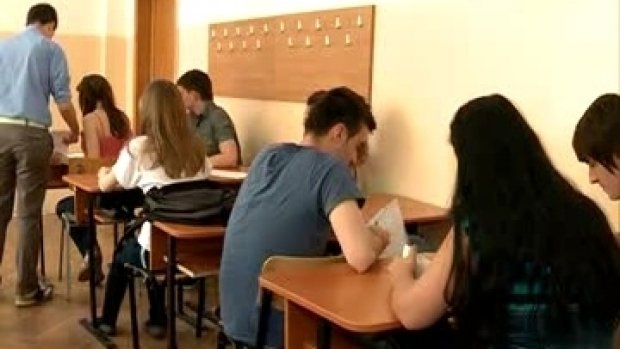 Noutăţi în privinţa livrării manualelor şcolare pentru elevii claselor a IV-a, a XI-a şi a XII-a. Când ajung la clasă