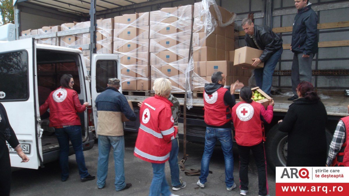 Crucea Rosie Romana, filiala Arad, a negociat, a  primit si a distribuit o donatie, transport de 10.000 kg mere