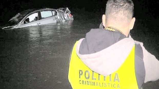 Accident extrem de grav pe DN7. Maşină căzută în râu, tinere disperate urcate pe capotă VIDEO
