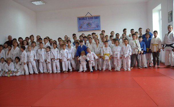 Peste 100 de sportivi au sărbătorit la Ghioroc Ziua Mondială a Judoului