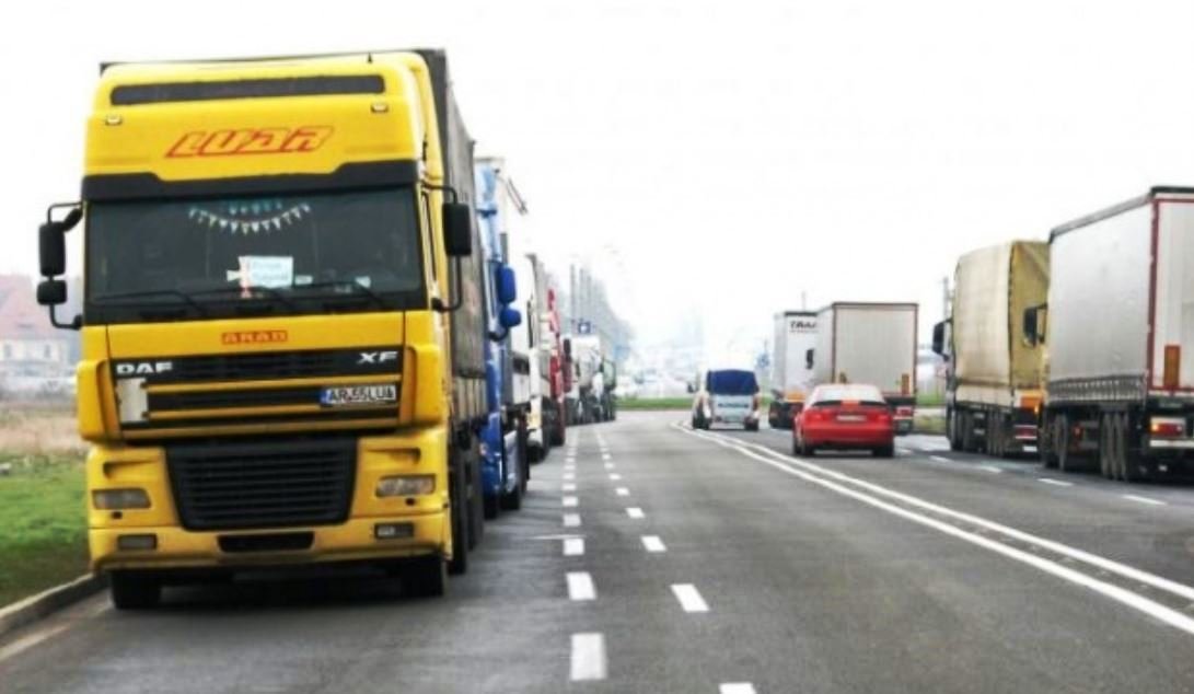 Nădlac: Coloană de camioane de opt kilometri la ieșirea din țară pe autostradă